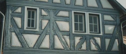 Fachwerkfassade mit blaugrün gestrichenen Balken und hellen Gefachen